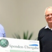 Aktion Blaulicht, Spenden statt schenken. Ernst Steuger überreicht Gerhard Werner einen symbolischen Scheck.
