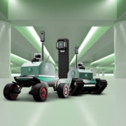 Auf dem Bild sind die zwei innovativen Sicherheitsroboter der NWS zu sehen, die auf der SicherheitsExpo München 2024 vorgestellt wurden.