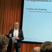 Das Bild zeigt Ernst Steuger bei seinem Fachvortrag auf der Münchener SecTec
