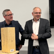 Die Geschäftsführer der Nürnberger Wach- und Schließgesellschaft Florian Zachmayer (l.) und Thomas Richter (2.v.r.) gratulieren den ESS-Geschäftsführern Fabian Fricke (2.v.l.) und Tino Herrmann (r.) zum 30-jährigen Firmenjubiläum.