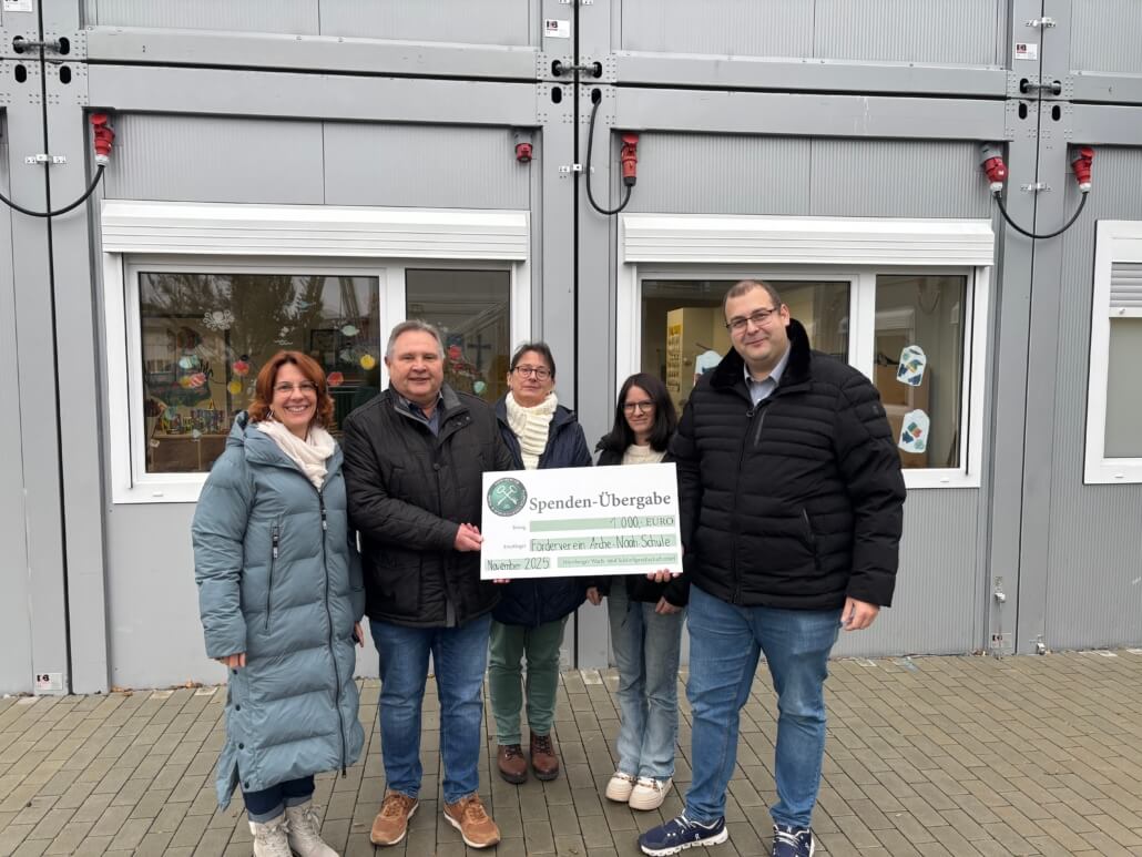 Fabian Bursian, Betriebsleiter der NWS Alarmservice GmbH, überreicht den 1.000 Euro-Spendenscheck an die Arche-Noah-Schulleiterin Frau Weidemann, -Tagesstättenleiterin Frau Kerschbaum, -Verwaltungsmitarbeiterin Frau Dehner sowie an Hr. Kirchberger, Vorstand des Fördervereins Arche-Noah-Schule.