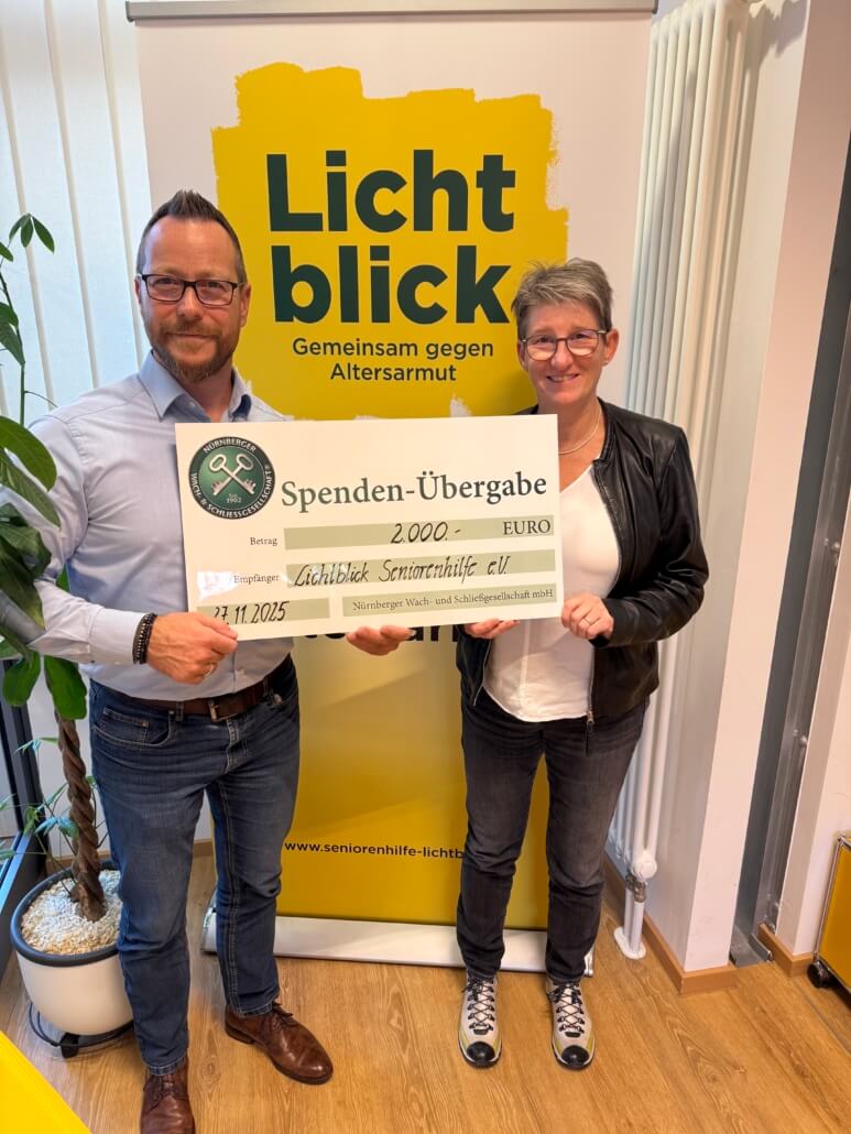 Christian Steuger, Betriebsleiter Süd der NWS Sicherheitsservice GmbH, überreicht den NWS-Spendenscheck an Annegret Wilke von der LichtBlick Seniorenhilfe e.V. München.