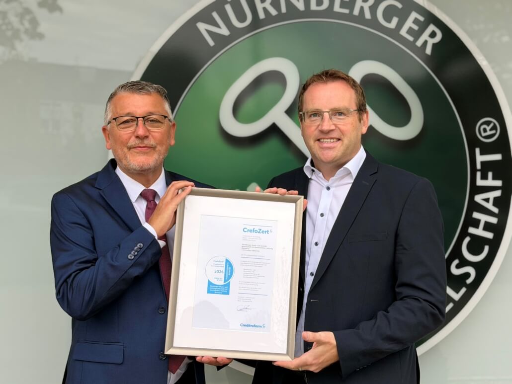 Alois Eckl (Creditreform Nürnberg) überreicht die CrefoZert-Auszeichnung 2026 an Florian Zachmayer (CFO der NWS Gruppe)